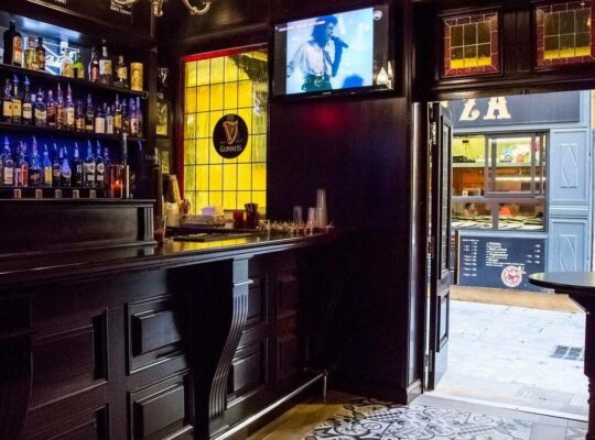 O'Shannon - Intérieur boiseries pub irlandais Aix